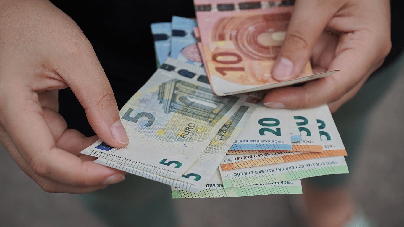 Виїзд за кордон стане платним: скільки українцям доведеться заплатити
