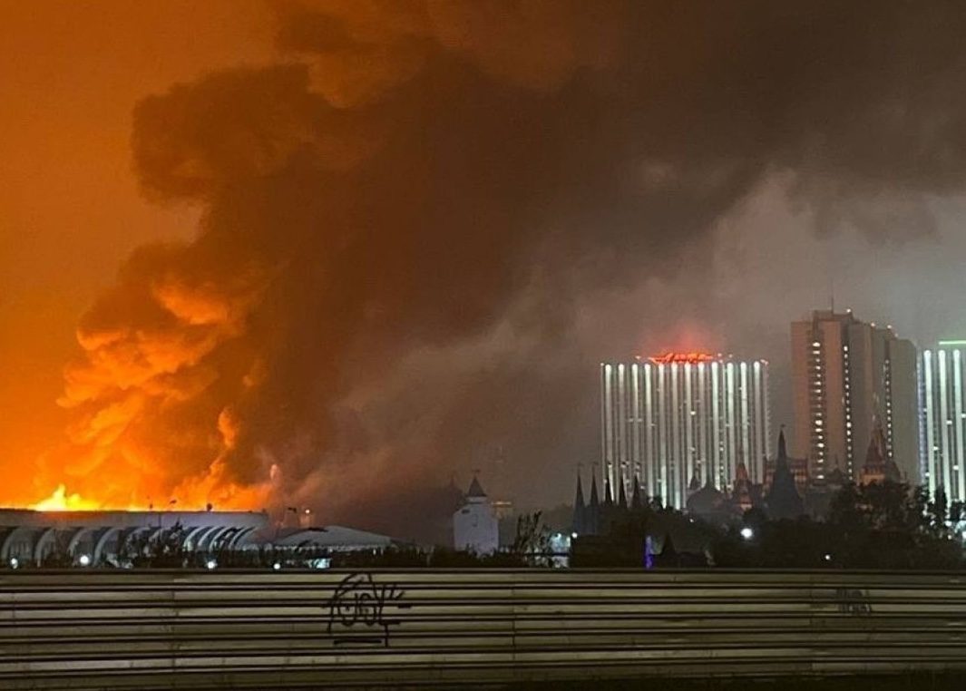 В Москве загорелся Кремль, огонь охватил тысячи квадратов ➤ Главное.net
