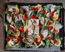 Греческая закуска с запеченной фетой и овощами