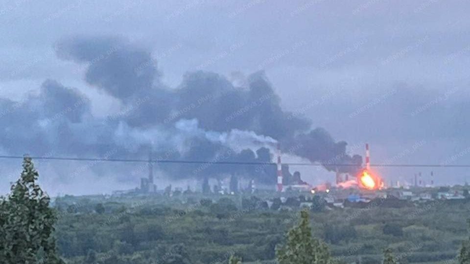 Взрывы и пожары возле НПЗ: «добрые» дроны снова наведались в РФ (видео)