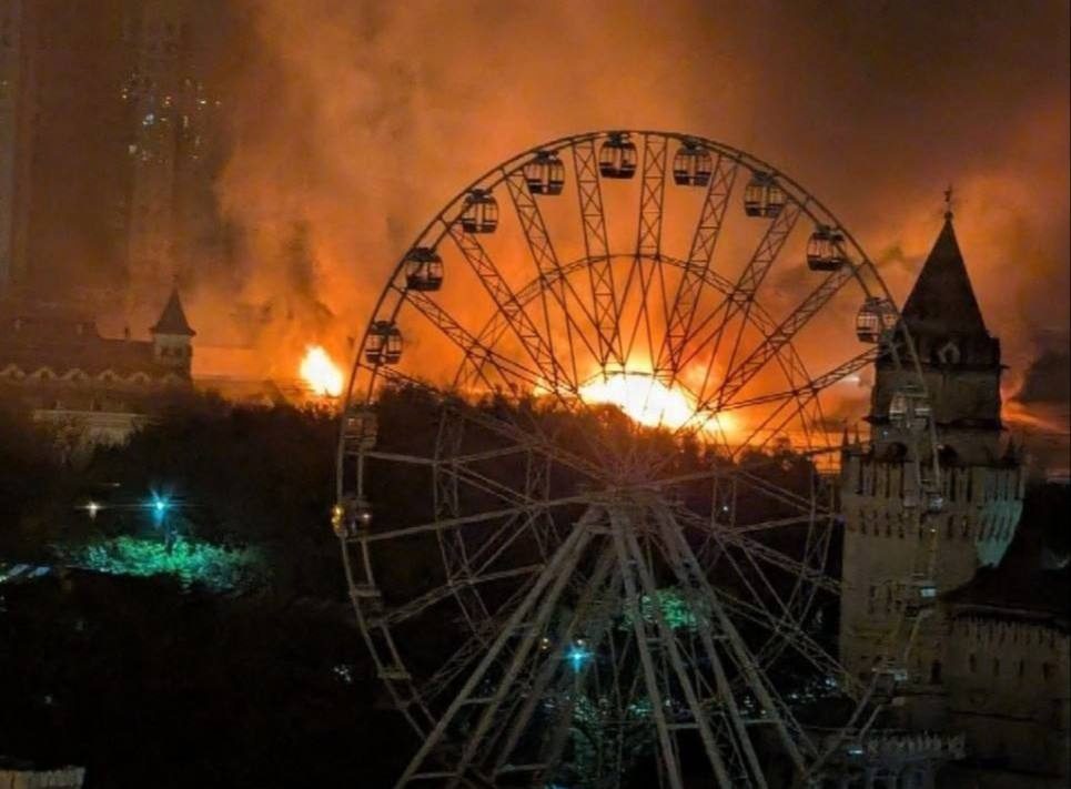 В Москве загорелся Кремль, огонь охватил тысячи квадратов