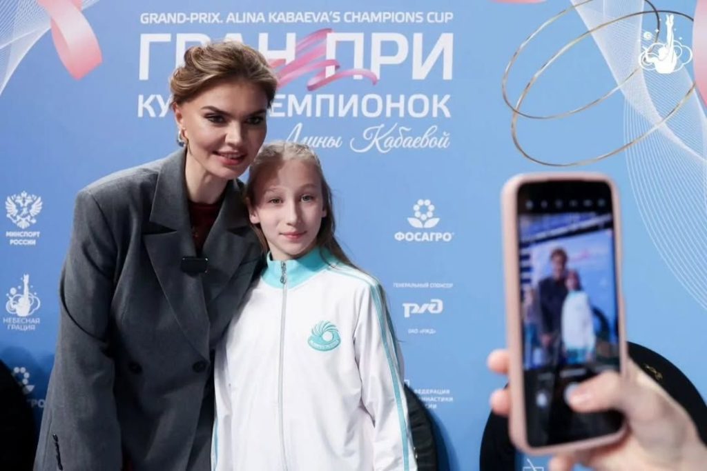 Секретные дети и миллиарды: что известно о жизни Алины Кабаевой и ее связи с Путиным 7 Секретные дети и миллиарды: что известно о жизни Алины Кабаевой и ее связи с Путиным