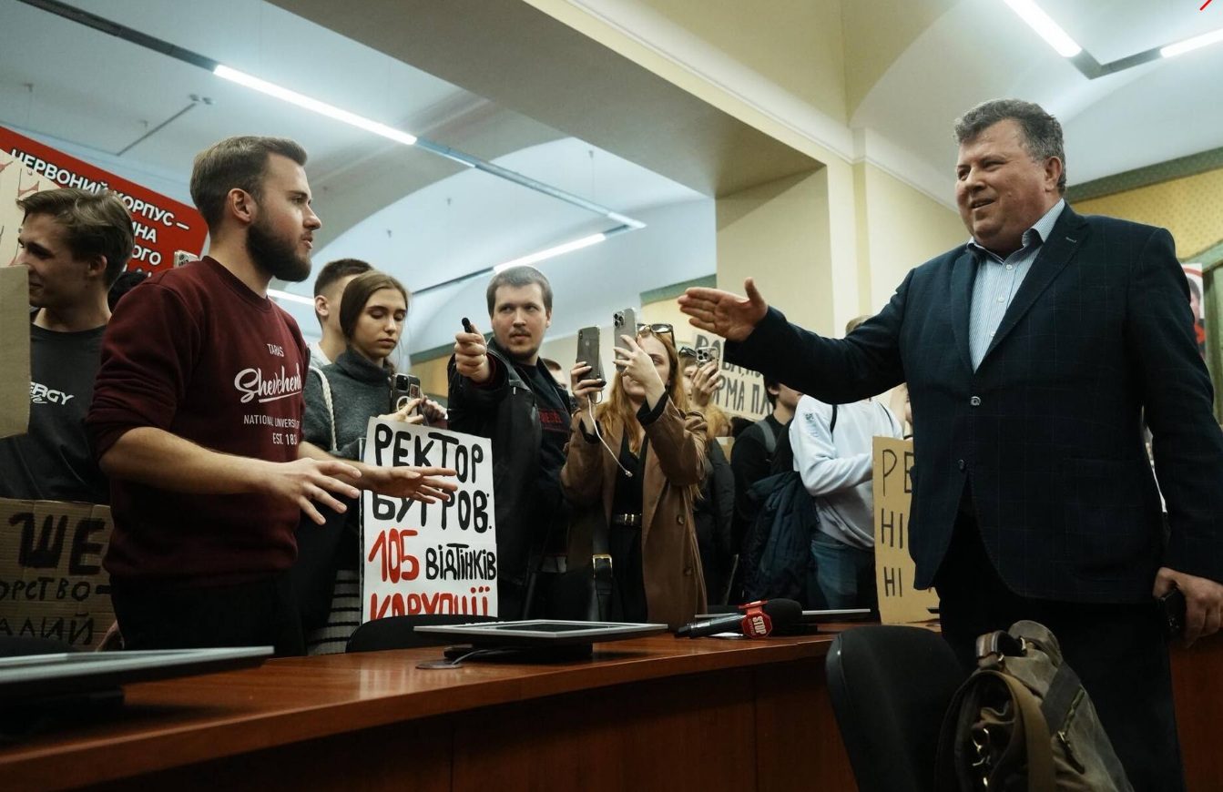 КНУ проверит аудиторию №105 после публикации секс-видео ➤ Главное.net