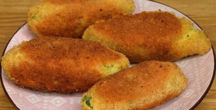 Картопляні котлети з сиром і ароматним томатним соусом