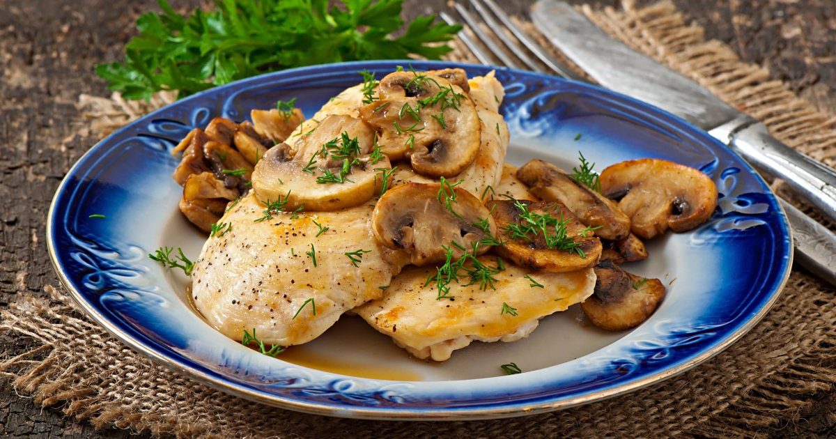 Ароматная курица с грибами и копченым акцентом