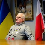 Експрезидент Польщі зняв український прапор із грудей ➤ Prozoro.net.ua