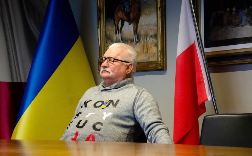Экс-президент Польши снял украинский флаг с груди ➤ Prozoro.net.ua