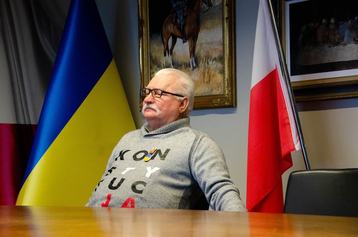 Экс-президент Польши снял украинский флаг с груди ➤ Главное.net