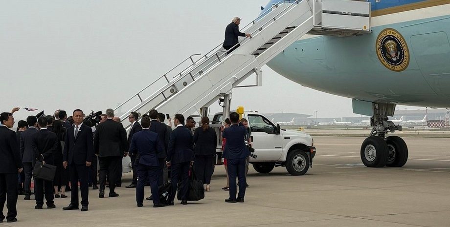 Делегация Трампа выбросила в мусорку все подарки из Китая (фото)