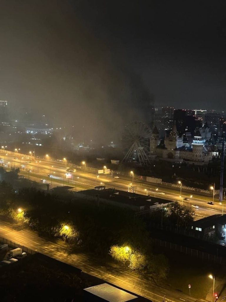 Масштабна пожежа в Москві: горів Кремль в Ізмайловому (відео, фото) 3 Масштабна пожежа в Москві: горів Кремль в Ізмайловому (відео, фото)