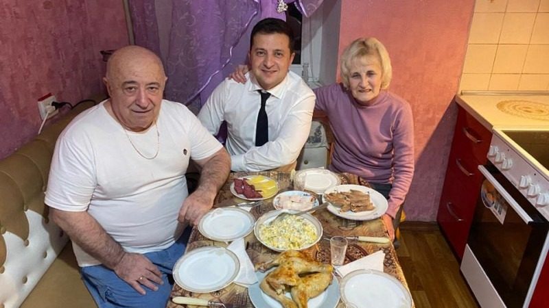 Не хоче говорити: Зеленський про стосунки з матір’ю