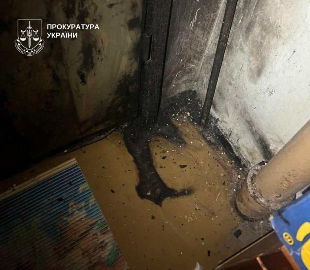 В Киеве женщина поджигала двери знакомых из-за ревности: дело передали в суд