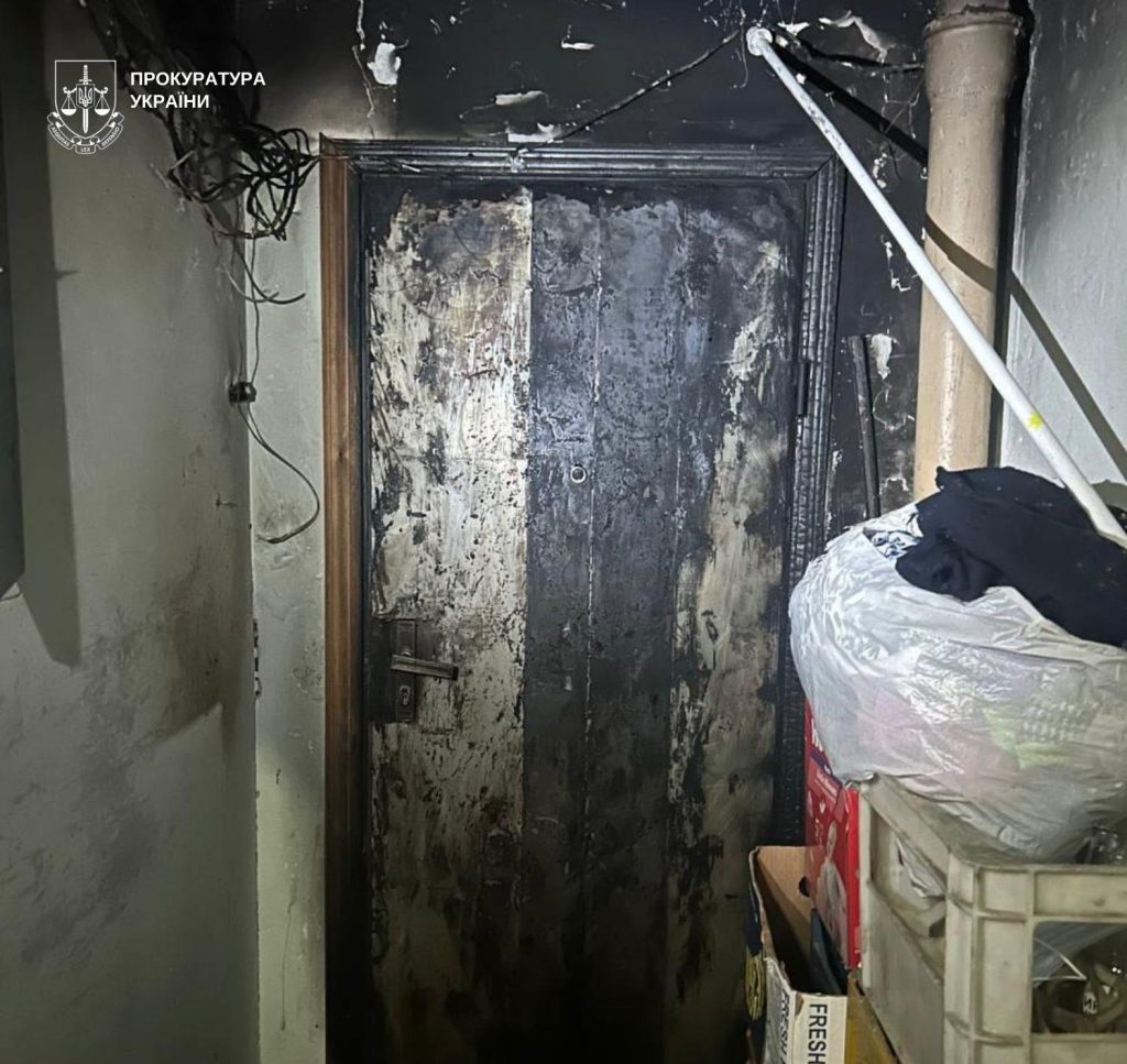 В Киеве женщина поджигала двери знакомых из-за ревности: дело передали в суд