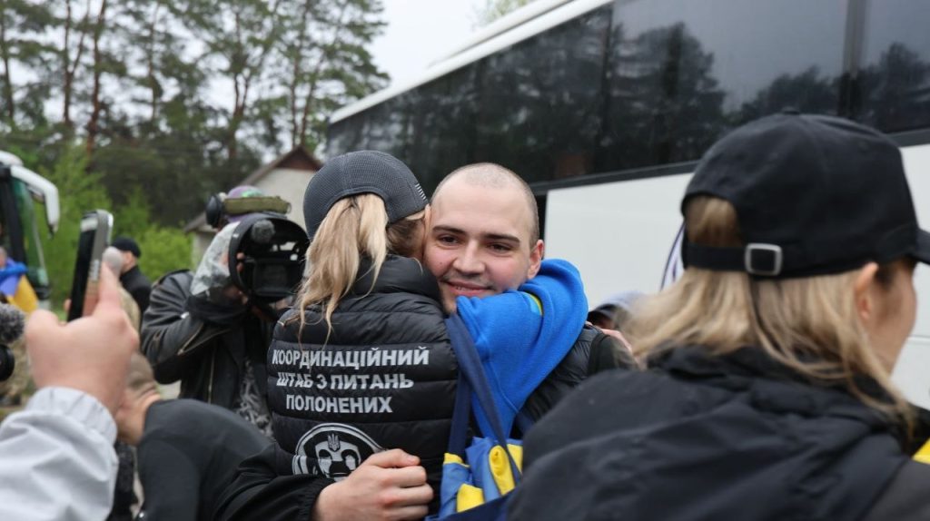 Обмен 1000 на 1000: из российского плена освобождена первая группа украинских защитников (фото) 8 Обмен 1000 на 1000: из российского плена освобождена первая группа украинских защитников (фото)