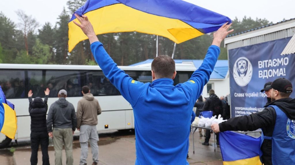 Обмен 1000 на 1000: из российского плена освобождена первая группа украинских защитников (фото) 9 Обмен 1000 на 1000: из российского плена освобождена первая группа украинских защитников (фото)