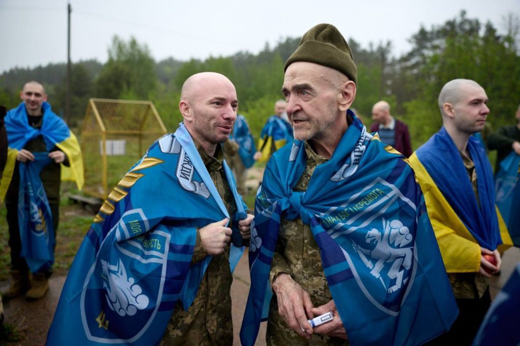 Обмен 1000 на 1000: из российского плена освобождена первая группа украинских защитников (фото) 12 Обмен 1000 на 1000: из российского плена освобождена первая группа украинских защитников (фото)