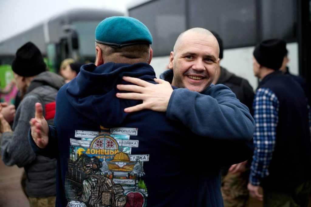 Обмен 1000 на 1000: из российского плена освобождена первая группа украинских защитников (фото) 13 Обмен 1000 на 1000: из российского плена освобождена первая группа украинских защитников (фото)
