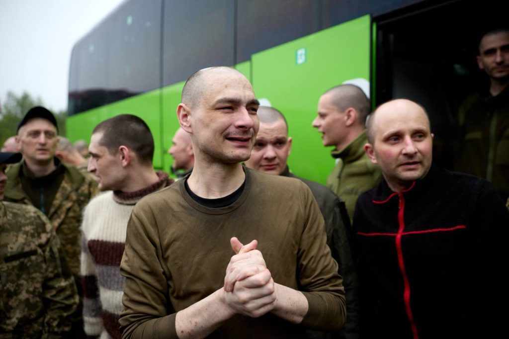 Обмен 1000 на 1000: из российского плена освобождена первая группа украинских защитников (фото) 15 Обмен 1000 на 1000: из российского плена освобождена первая группа украинских защитников (фото)