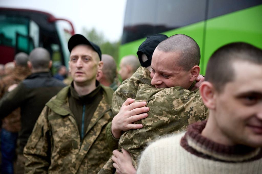 Обмен 1000 на 1000: из российского плена освобождена первая группа украинских защитников (фото) 16 Обмен 1000 на 1000: из российского плена освобождена первая группа украинских защитников (фото)