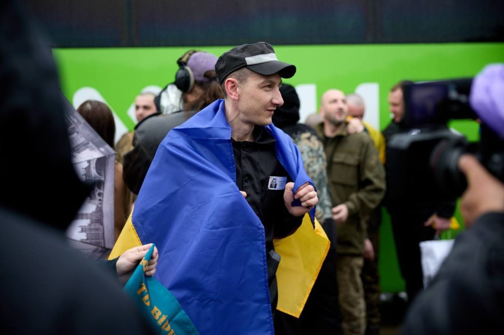 Обмен 1000 на 1000: из российского плена освобождена первая группа украинских защитников (фото) 19 Обмен 1000 на 1000: из российского плена освобождена первая группа украинских защитников (фото)