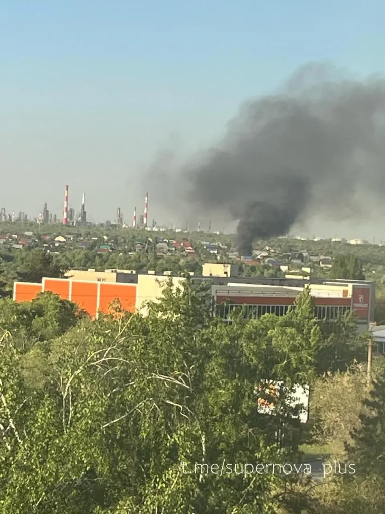 У російській Сизрані горить НПЗ після удару дронів (фото, відео) 4 У російській Сизрані горить НПЗ після удару дронів (фото, відео)