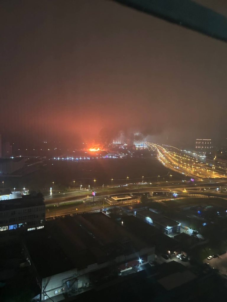 Масштабна пожежа в Москві: горів Кремль в Ізмайловому (відео, фото) 8 Масштабна пожежа в Москві: горів Кремль в Ізмайловому (відео, фото)