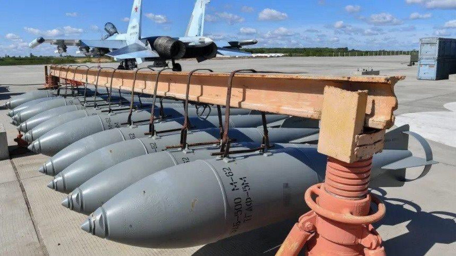 Возле Белгорода российский самолет сбросил бомбу на жилой дом: есть жертва