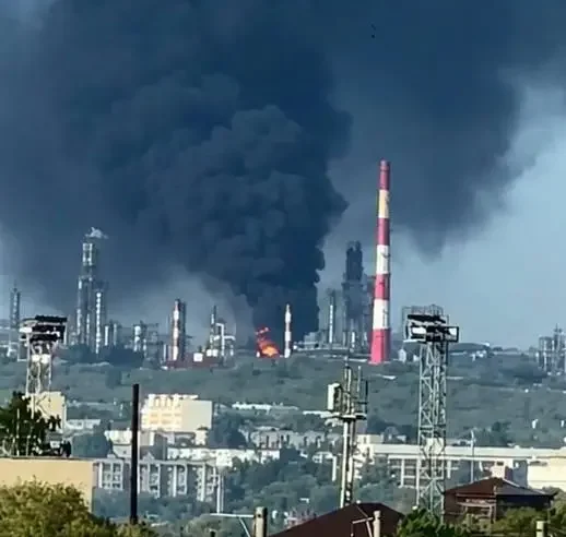 У російській Сизрані горить НПЗ після удару дронів (фото, відео) 5 У російській Сизрані горить НПЗ після удару дронів (фото, відео)