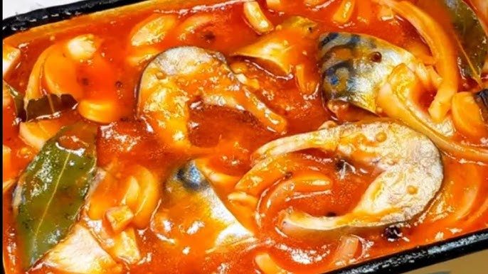 Маринована скумбрія в томатному соусі