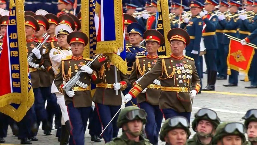 В Москве прошел «парад позора»: на Красной площади шагали солдаты КНДР (видео)