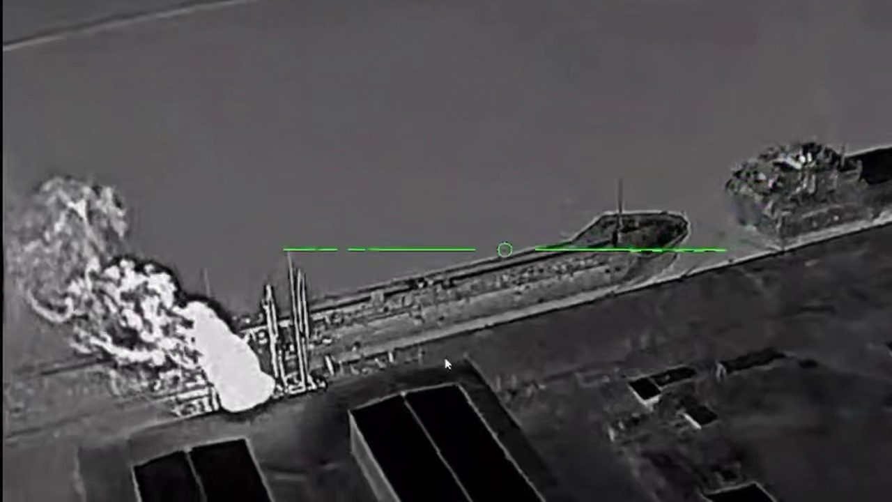 Бойцы СБС дронами атаковали две нефтебазы и танкер россиян (видео)
