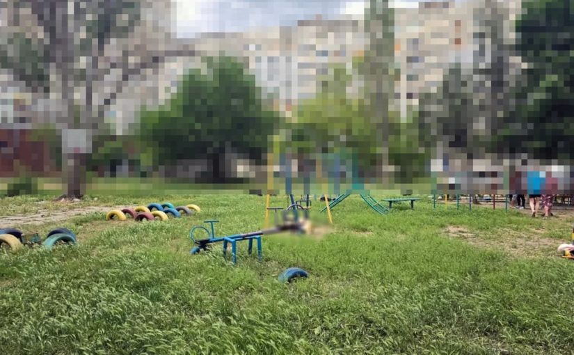 Удар РФ по детской площадке в Херсоне: погиб отец, мать с двумя дочерьми в больнице ➤ Prozoro.net.ua