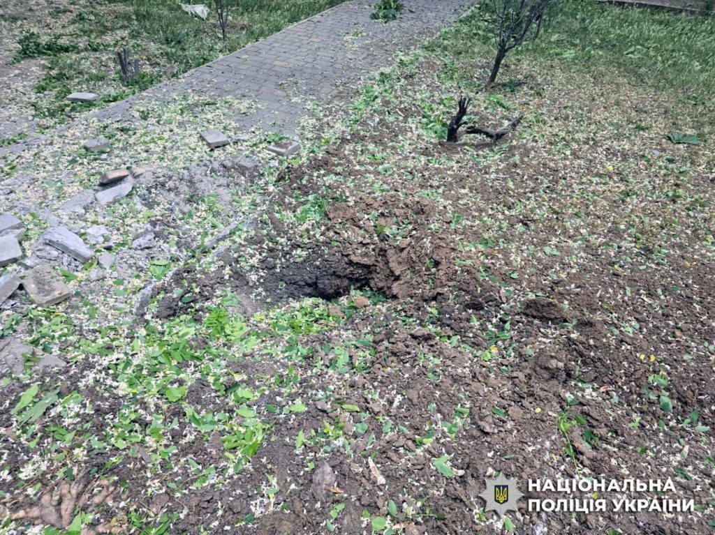 Удар РФ по детской площадке в Херсоне: погиб отец, мать с двумя дочерьми в больнице 3 Удар РФ по детской площадке в Херсоне: погиб отец, мать с двумя дочерьми в больнице