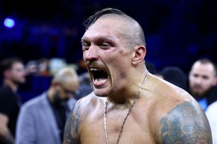 У команді Усика розповіли, що чекає на боксера після відмови від чемпіонських титулів
