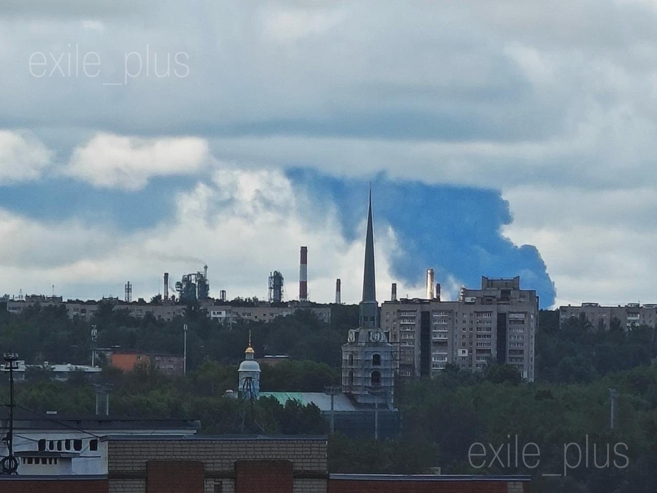 Беспилотники парализовали работу НПЗ в Волгограде и поразили нефтебазу в Ярославле (фото, видео)