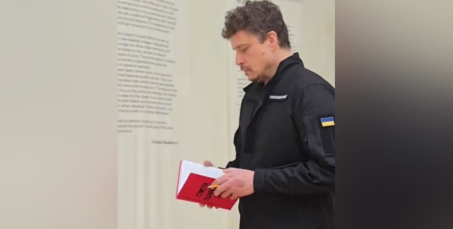 Украинский военный устроил перформанс в павильоне РФ на Венецианской биеннале-2026 (видео) 4 Украинский военный устроил перформанс в павильоне РФ на Венецианской биеннале-2026 (видео)