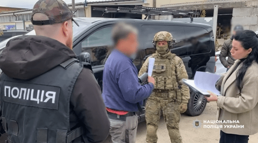 Засновник християнського центру для дітей упродовж 15 років знущався з дівчаток (відео затримання) 3 Засновник християнського центру для дітей упродовж 15 років знущався з дівчаток (відео затримання)