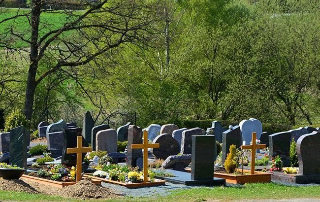 Правда здивує: чи можна готувати собі місце на кладовищі заздалегідь