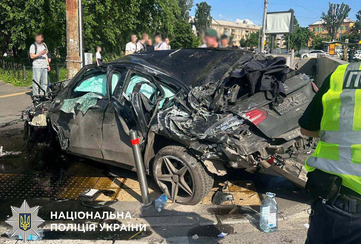 У Києві водій Mercedes вилетів на тротуар: четверо людей загинули (фото)