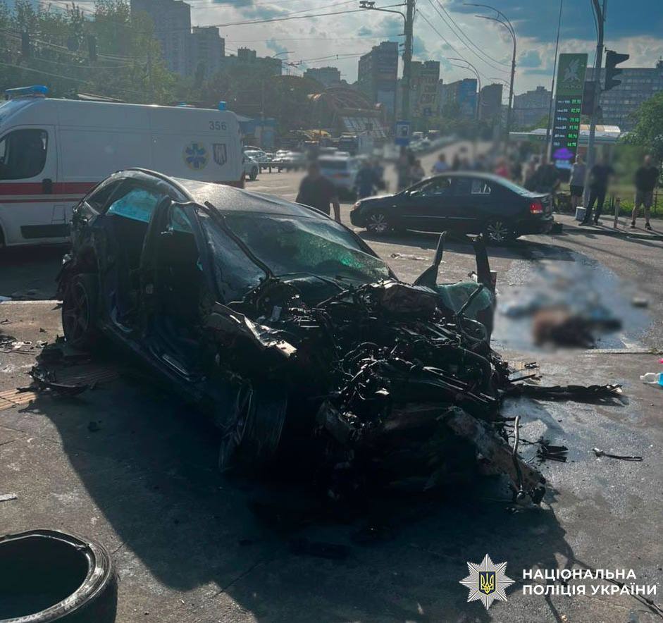 У Києві водій Mercedes вилетів на тротуар: четверо людей загинули (фото)
