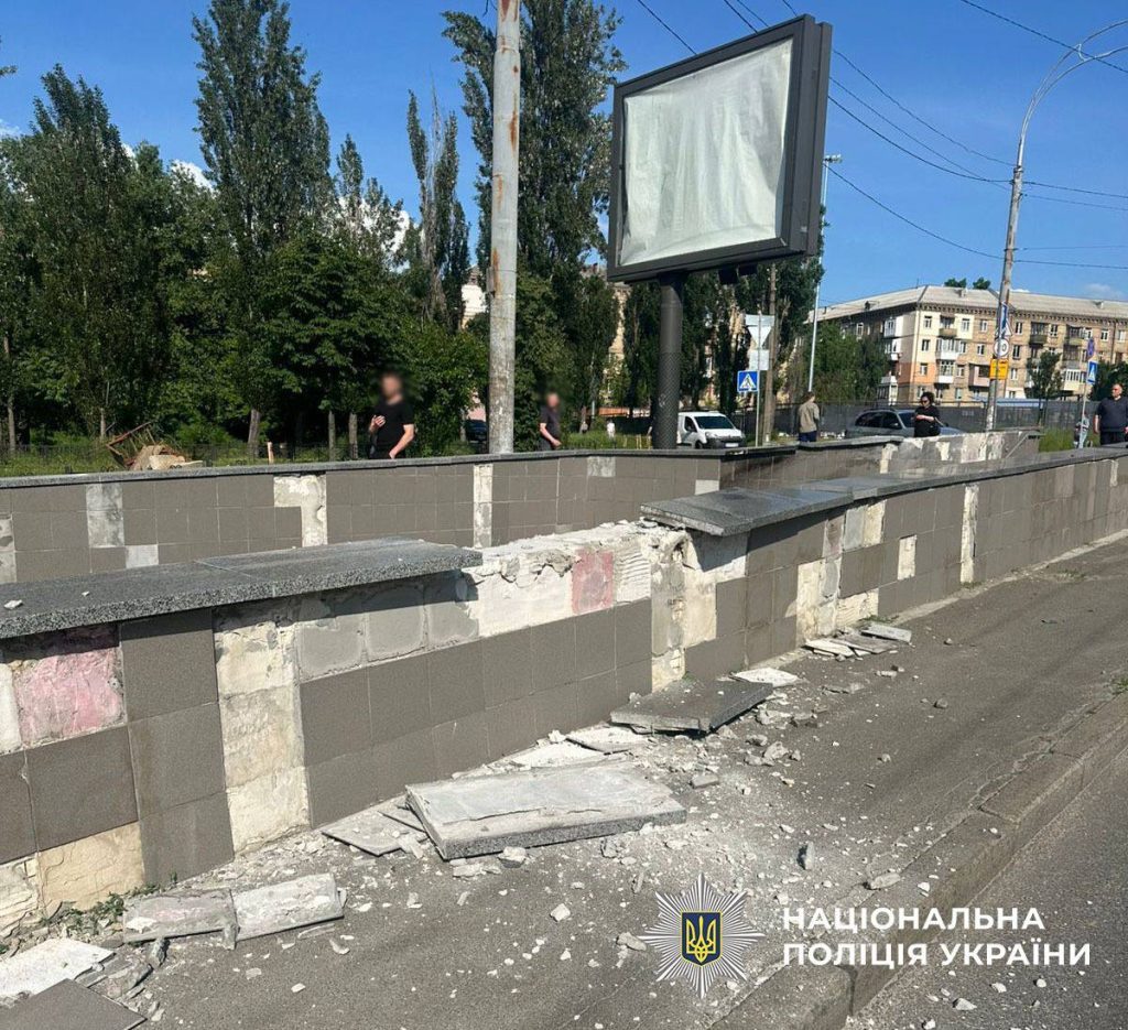 У Києві водій Mercedes вилетів на тротуар: четверо людей загинули (фото)