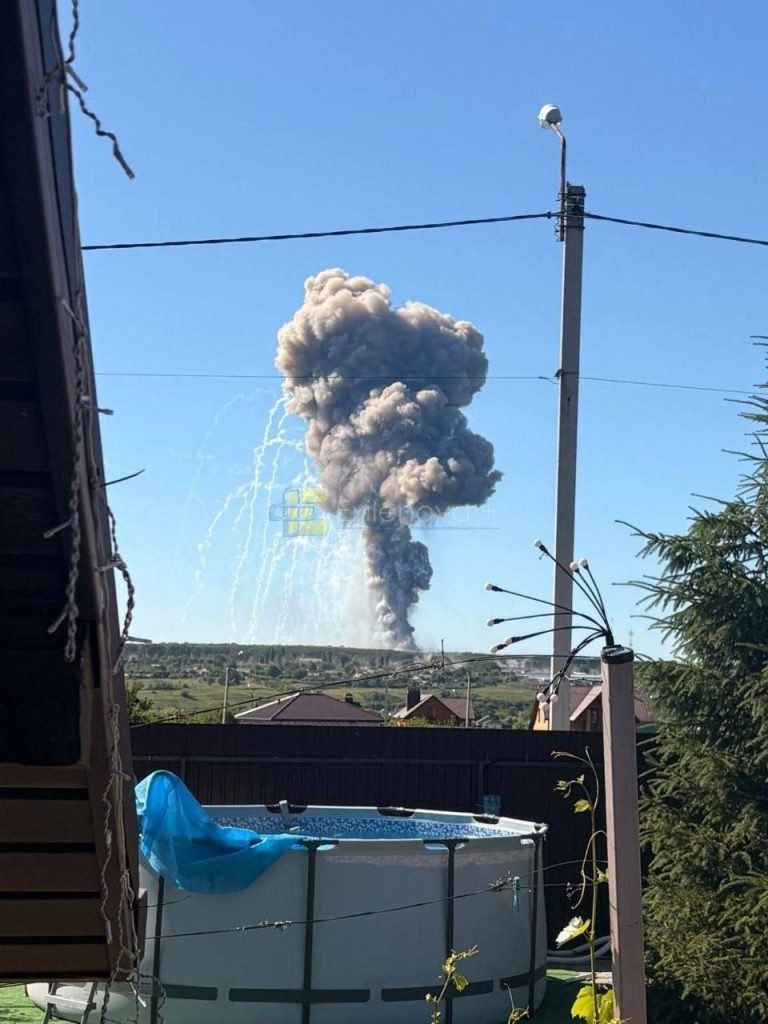 Серія потужних вибухів сколихнула Бєлгород (фото) 3 Серія потужних вибухів сколихнула Бєлгород (фото)