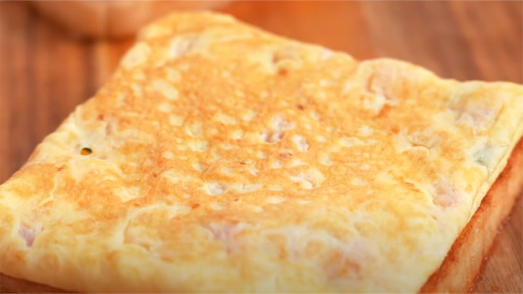 Яичные блинчики с сырной начинкой: быстрая закуска