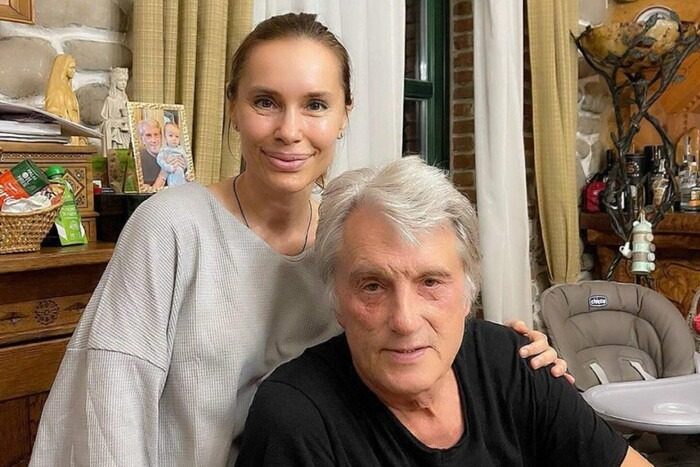Донька Віктора Ющенка у рваних штанях і хустці записала кумедне відео з городу ➤ Prozoro.net.ua