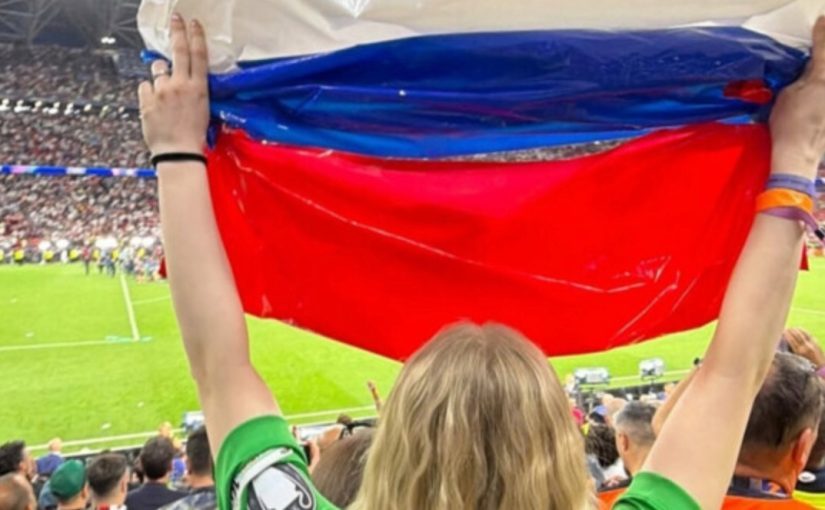 Жена россиянина Сафонова осквернила флаг Франции (видео) ➤ Prozoro.net.ua