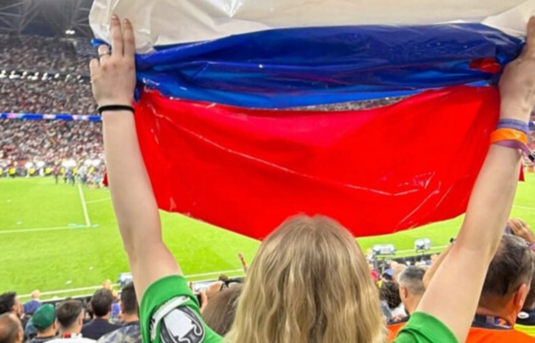 Жена россиянина Сафонова осквернила флаг Франции (видео) ➤ Главное.net