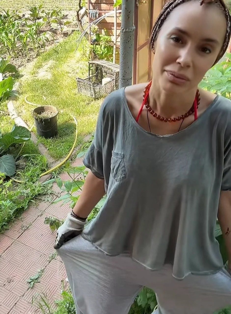 Донька Віктора Ющенка у рваних штанях і хустці записала кумедне відео з городу