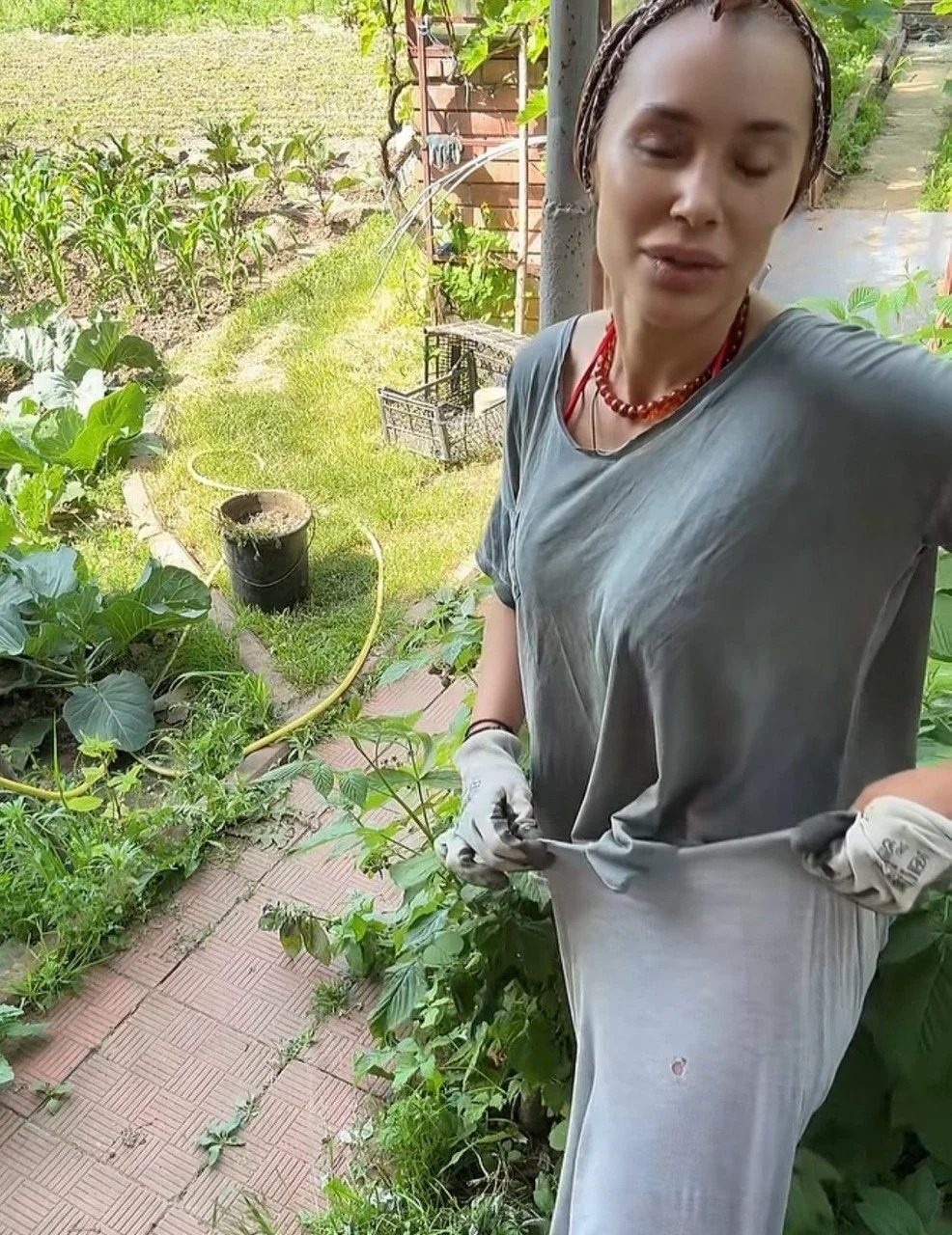 Донька Віктора Ющенка у рваних штанях і хустці записала кумедне відео з городу