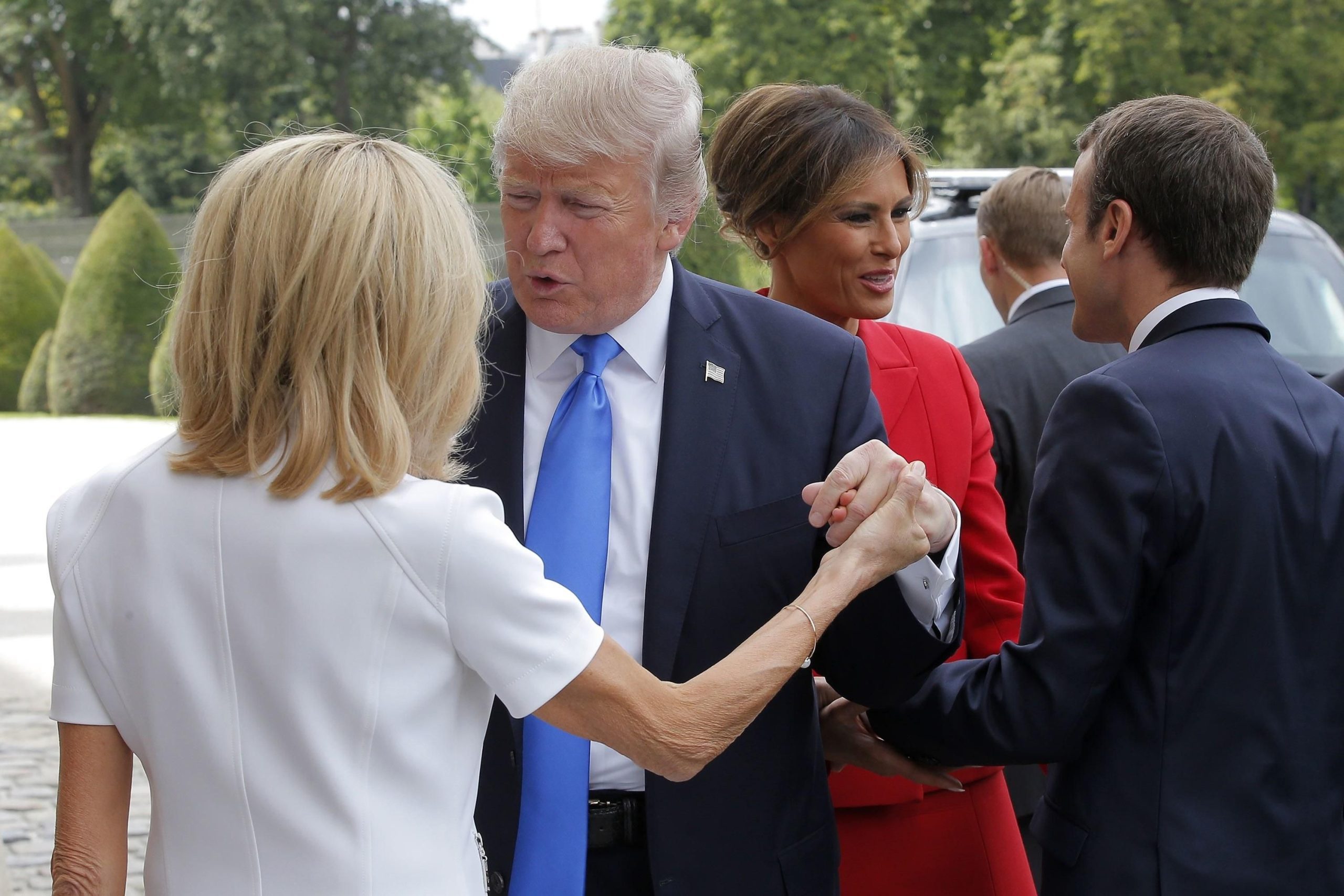 Трамп попал в курьез с Бриджит Макрон прямо перед камерами