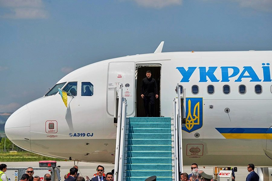 Туск нарушил молчание после резонансного перелета Зеленского